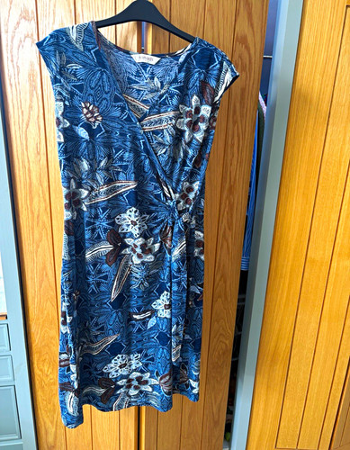 Nomads blue floral - blue, v-neck